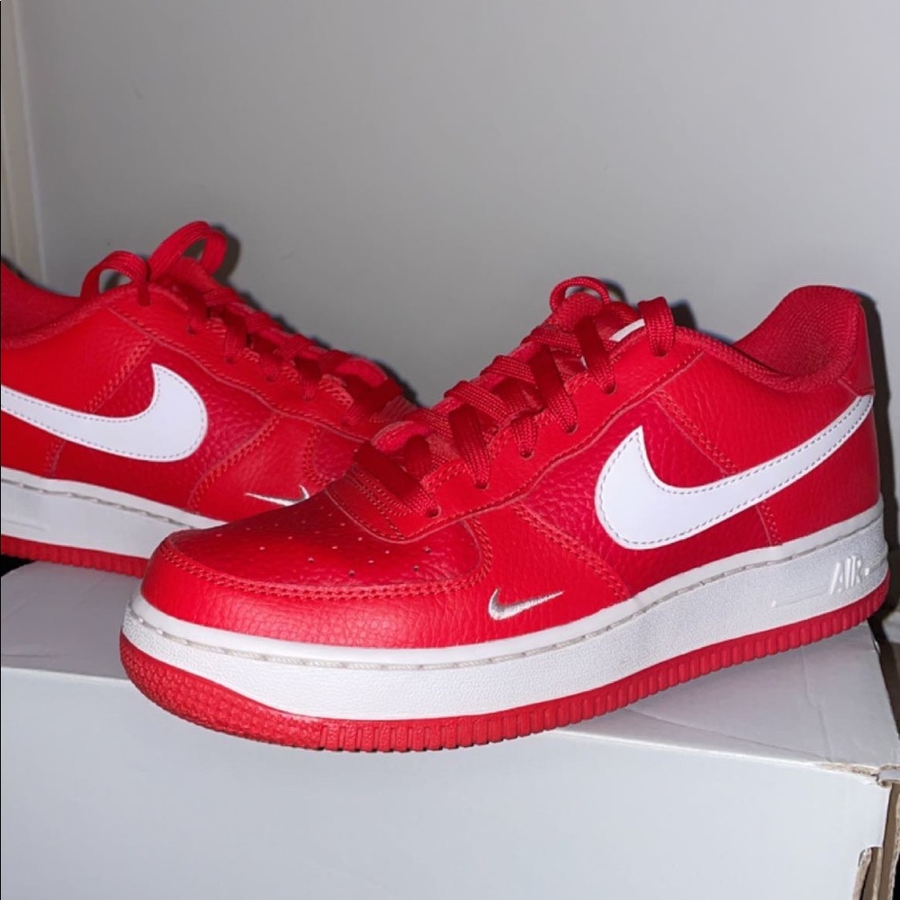 AIR FORCE 1
Size: 5 Y 
Color: Red/White